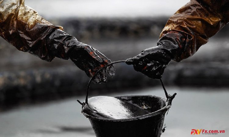 Giá dầu thô đột phá trên mức cao hàng năm