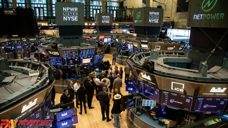 Chứng khoán Mỹ mất đà sau khi Dow chạm mốc 40.000